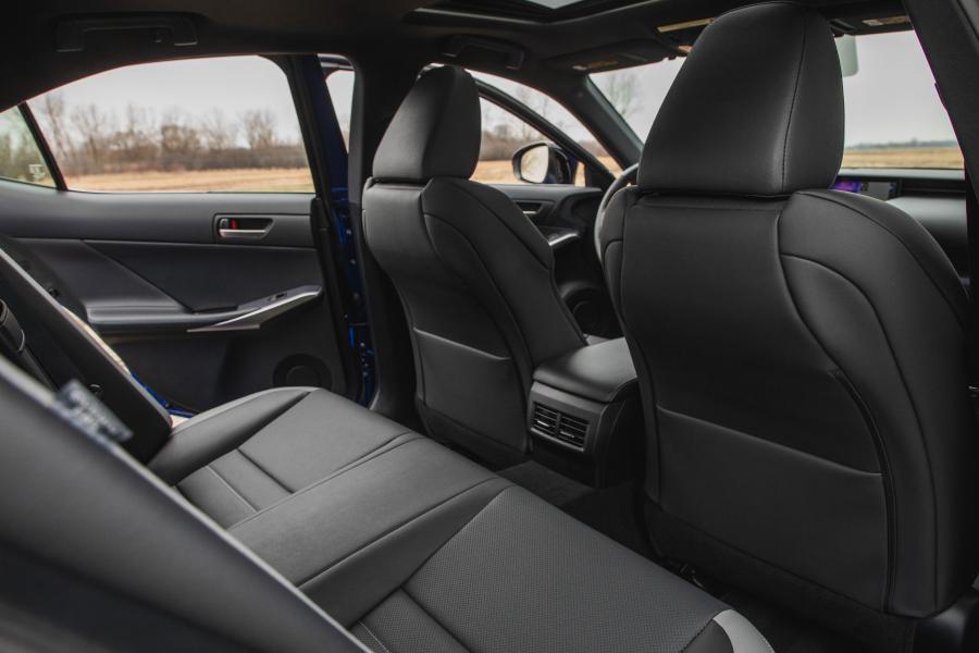 Интерьер Lexus IS350 AWD F-Sport 2016 года  (NA) (фото 38 из 40)